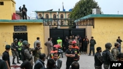 د پولیسو او امنیتي ځواکونو سرتېري په اسلام اباد کې تر چاودنې وروسته په امام بارګاه کې او ورڅخه بهر پهره کوي - د فبرورۍ شپږمې انځور.