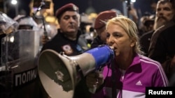 Dijana Hërka, nëna që ka nisur protestën, duke kërkuar përgjegjësi për vrasjen e fëmijës së saj në Novi Sad një vit më parë.