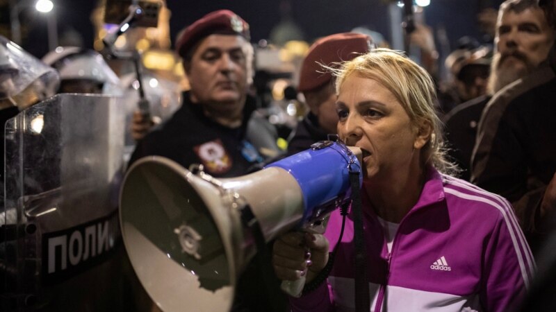Dhunë në protestat në Beograd, teksa nëna e një viktime nis grevë urie
