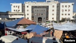 Tabăra de refugiați palestinieni din perimetrul celui mai mare spital, al-Shifa, din orașul Gaza, 7 noiembrie 2023. 