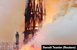 Шпиль собора Парижской Богоматери незадолго до обрушения. Фото: Reuters