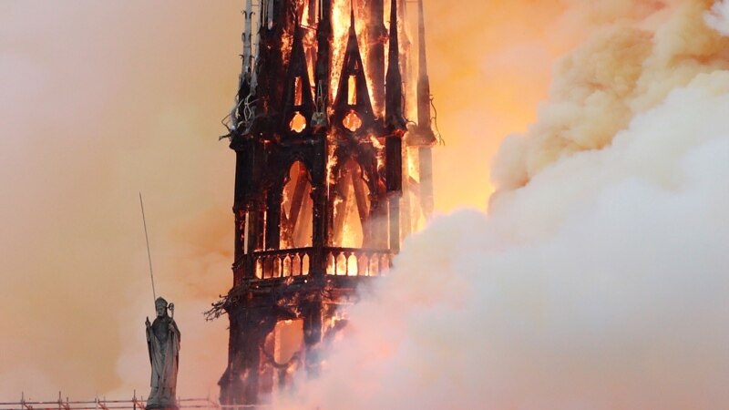 Katedrala Notre Dame u Parizu u plamenu