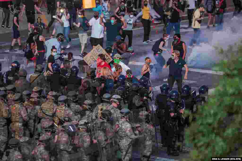 Поліцейські і нацгвардійці та протестувальники в Атланті у час комендантської години