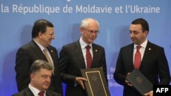 Выступая в Брюсселе, грузинский премьер-министр Ираклий Гарибашвили дал понять, что сегодняшнее событие его страна рассматривает лишь как начало пути к вступлению в Европейский союз