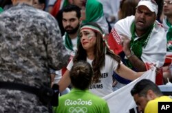 دریا صفایی در حاشیه بازی تیم‌های والیبال ایران و مصر در المپیک ریو، در راستای کارزاری که برای ورود زنان به ورزشگاه‌ها به راه انداخت
