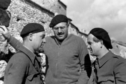 Хемингуэй, Илья Эренбург и немецкий писатель Густав Реглер в Испании. Около 1937