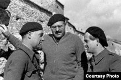 Хемингуэй, Илья Эренбург и немецкий писатель Густав Реглер в Испании. Около 1937