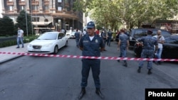 Armenia - Police officers at the site of a deadly shooting in Yerevan, 14Sep2017. 