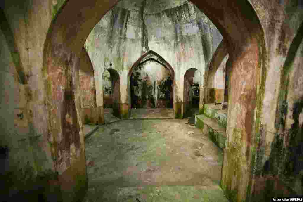 Astara rayonu, Ərçivan qəsəbəsi. "Kərbəlayi Həmid Abdulla hamamı". 1806-cı ildə tikilmiş bu hamam hələ də ayaq üstdədir. Divarları topdağıtmaz. Hamam kimi istifadə oluna bilər. Turizmin inkişafına öz töhvəsini verə bilər. Di gəl ki, o, tərki-dünya yaşayır. Ya heç kim onu görmür, ya da o görünmək istəmir. İtirən isə Azərbaycandır.