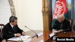 Türkmenistanyň wise-premýeri Reşit Meredow Owganystanyň prezidenti Aşraf Gani bilen gürleşýär. Kabul, 1-nji fewral, 2020.