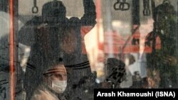 Teheran, građani u gradskom prevozu sa maskama zbog zagađenja