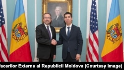 Subsecretarul de Stat pentru Afaceri Politice, John Bass (stânga), și ministrul moldovean de Externe, Mihai Popșoi, la o întrevedere la Washington, D.C. pe 4 decembrie.