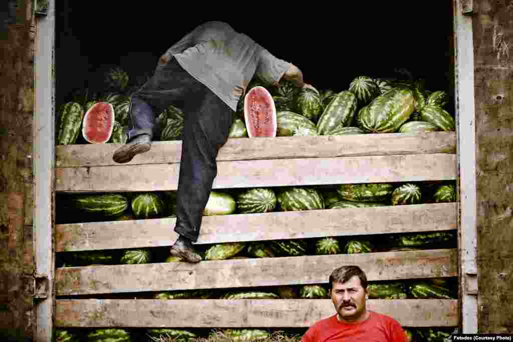 Migrants unload watermelons for the vegetable market near the Warsaw road. Moscow, 2007. Photo by Fedor Savintev.