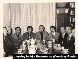 Савецкія дарадцы з сакратаром ЦК НДПА Мірам Сахебам Карвалем (у цэнтры)
