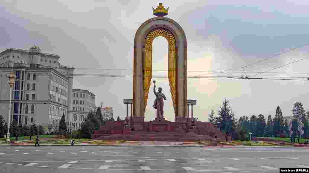 A statue of Lenin in central Dushanbe seen in 1968. His modern replacement is a monument to the 10th-century ruler Ismail Samani that was built in 1999. [1968 image courtesy of Erhard K/Flickr].
