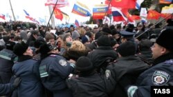 Ciocniri între poliție si demonstranți în Sevastopol.