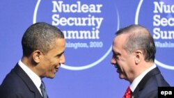 U.S. -- President Barack Obama (L) greets Turkish Prime Minister Recep Tayyip Erdogan at the Nuclear Security Summit in Washington, DC, 12Apr2010