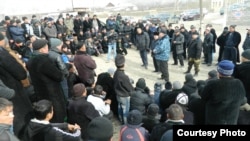 Губернатор Баткенской области Раззаков встречается с местными жителями после пограничного инцидента.
