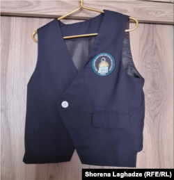 შორენას შვილის ჟილეტი სკოლის ემბლემით