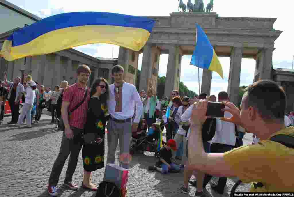 Біля Бранденбурзьких воріт зустрілися друзі-українці