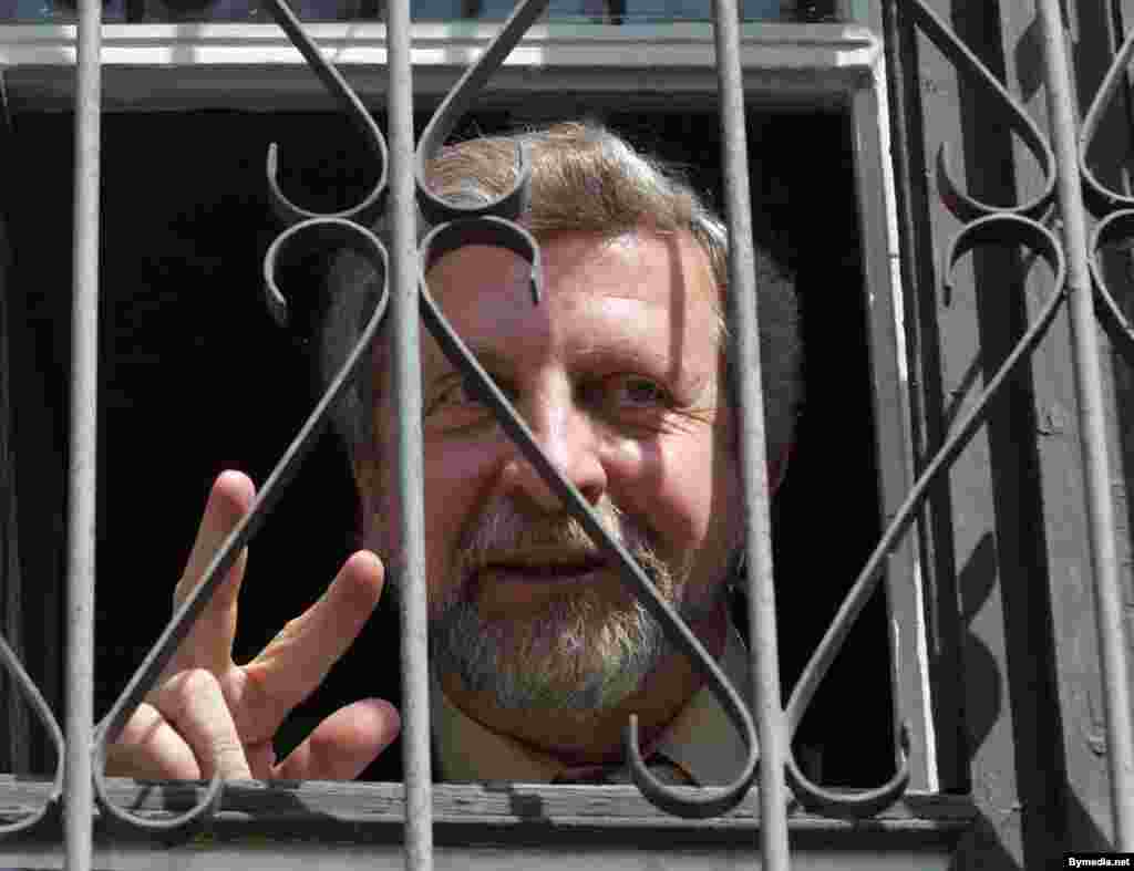 Мілінкевічу прысудзілі 15 сутак арышту за арганізацыю несанкцыянаваных уладамі акцый пратэсту. 27 красавіка 2006 году