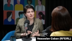 Zinaida Bolea, doctor în psihologie, în studioul Europei Libere, în timpul înregistrării acestui episod al podcastului „Laboratorul Social”