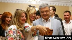 П’ятий президент України, лідер партії «Європейська солідарність» Петро Порошенко на виборчій дільниці під час виборів парламенту. Київ, 21 липня 2014 року