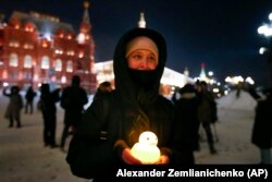 Участница акции в поддержку Алексея и Юлии Навальных в Москве, 14 февраля 2021 года