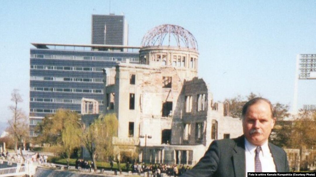 Autor ispred Spomenika miru, poznatog i kao Kupola bombe, u Hirošimi u jesen 1990. (Foto iz arhive Kemala Kurspahića)