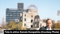 Autor ispred Spomenika miru, poznatog i kao Kupola bombe, u Hirošimi u jesen 1990. (Foto iz arhive Kemala Kurspahića)