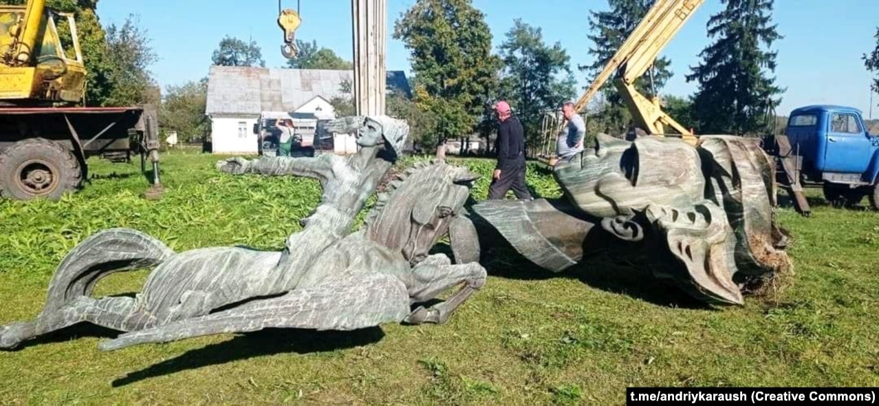 Під час знесення пам’ятника радянському письменнику Миколі Островському в селі Вілія на Рівненщині. 10 жовтня 2024 року