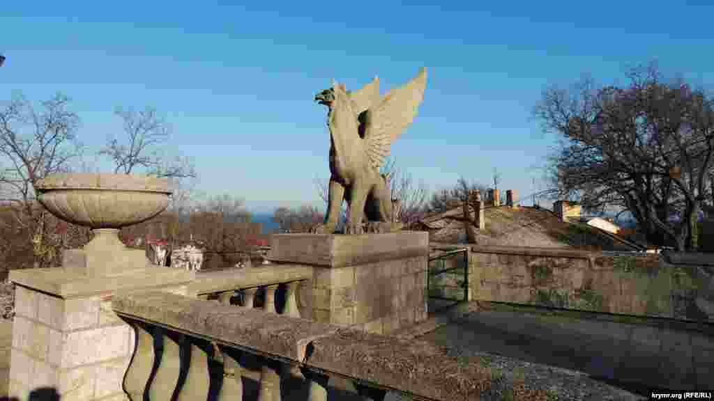 Каменные пролеты Большой Митридатской лестницы украшают скульптуры грифонов &ndash; мифических существ, наполовину орлов, наполовину львов. Грифоны являются символами Керчи и одной из &laquo;визитных карточек&raquo; для приезжих