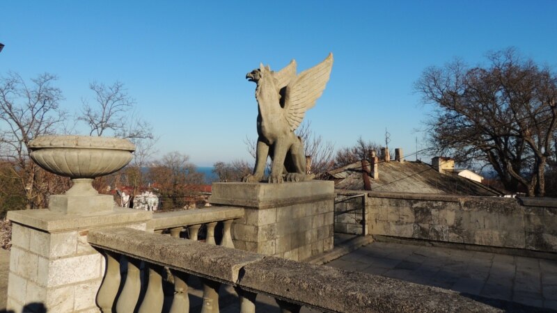 «Охраняет ворота в ад»: министр культуры Крыма назвала один из символов Керчи «орлольвом»