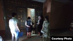 Сотрудники банков в Узбекистане даже в ночное время ходят по домам граждан и упрашивают их вернуть полученные кредиты. Фото взято из Telegram-канала @bankirkundaligi.