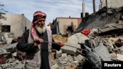 Un palestinian la locul unde a avut loc un atac aerian israelian, în orașul Rafah. 1 martie 2024.