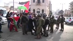 Fələstinlilər Santa Klaus geyimində küçələrə çıxdı