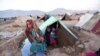 والی هلمند: توزیع کمک‎ها برای بی‌جا شده‎های جنگ آغاز می‌شود