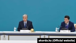  Президент Қасым-Жомарт Тоқаев және оның сол кездегі кеңесшісі, қазіргі вице-президент Ерлан Қарин. 2020 жыл.