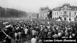 Decembrie 1989 - Oameni adunându-se în fața Comitetului Central al Partidului Comunist, de unde a fugit Nicolae Ceaușescu la 22 decembrie