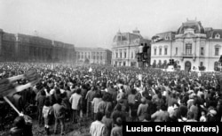 Emberek gyülekeznek a Román Kommunista Párt Központi Bizottságának bukaresti székháza előtt, miután Ceauşescu 1989. december 22-én helikopterrel elmenekült az épületből