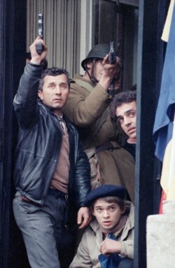 Civili si soldați caută teroriști pe acoperișurile din jurul sediului CC, București, 24 decembrie 1989