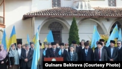 Qırımtatar Milliy Meclisiniñ inauguratsiyası. Qırım, Bağçasaray, 2013 senesi noyabrniñ 1-i. Nümüneviy fotoresim