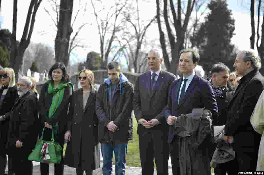 Porodica i prijatelji na grobu Zorana Đinđića u Aleji zaslužnih građana u Beogradu.