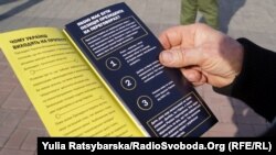 Під час акції «Захисти Україну: мобілізація патріотів-державників», на якій вимагали відставки президента Володимира Зеленського, в рамках кампанії «Ні капітуляції!». Дніпро, 9 березня 2020 року 