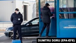 Zeci de lucrători vamali și ofițeri ai poliției de frontieră au fost reținuți, în vămile cu Republica Moldova, într-o acțiune de la începutul anului ce viza corupția privind trecerea ilegală a frontierei. Imagine generică de la un punct de trecere a frontierei.