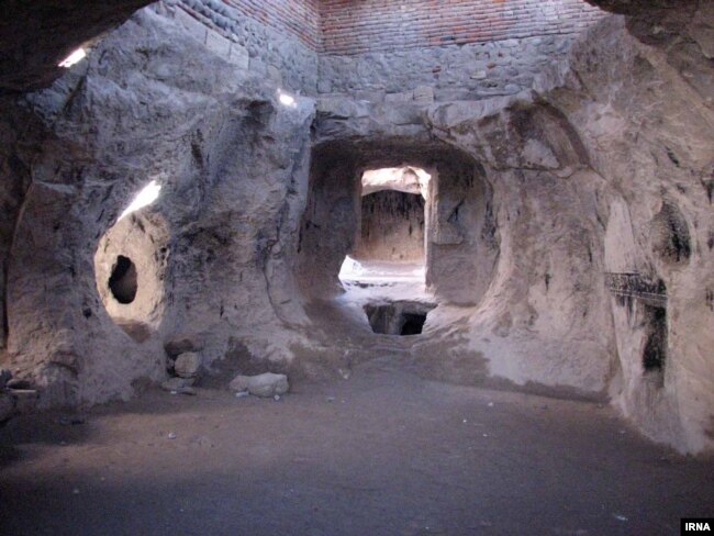 نمایی از داخل معبد مهر مراغه