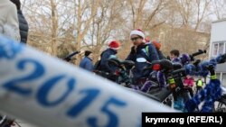 Велопробег Дедов Морозов и Снегурочек в Симферополе. 20 декабря 2015 года