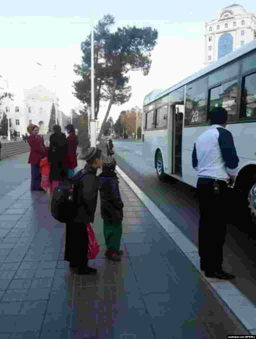 Aşgabat. Awtobus duralgasyndaky ýolagçylar. Dekabr, 2019.&nbsp;