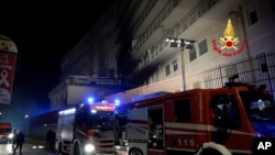 Automjetet e zjarrfikësve italianë pranë spitalit San Giovanni Evangelista, ku shpërtheu zjarri dhe shkaktoi vdekjen e tre personave në Tivoli, Itali, të premten pak para mesnatës, 8 dhjetor 2023.