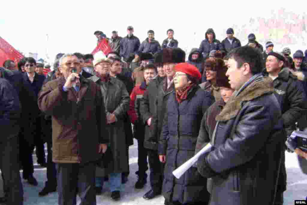 Нарындагы митингге СДПК фракциясынын башчысы Роза Отунбаева, белгилүү саясатчы Топчубек Тургуналиев катышты.